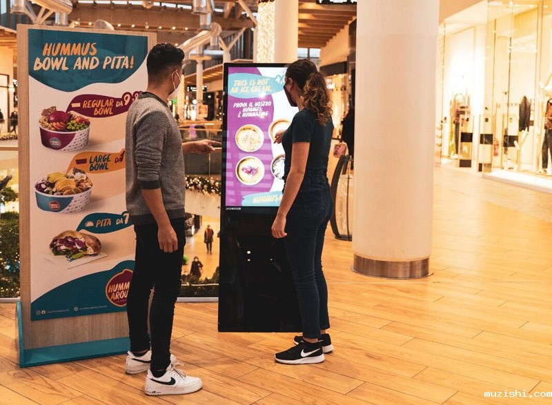 意大利某商场43寸立式液晶广告机+55寸65寸壁挂广告机