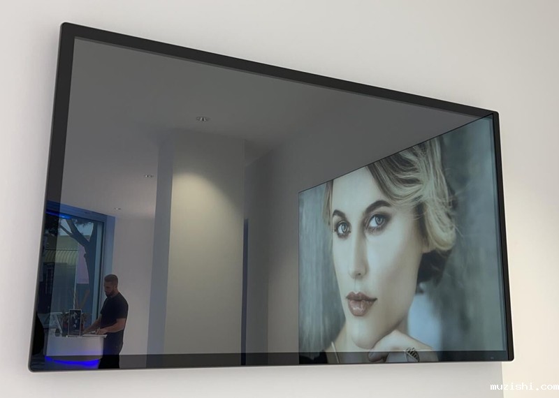 华体汇体育官网入口55寸65寸壁挂液晶广告机采购到意大利某品牌专卖店